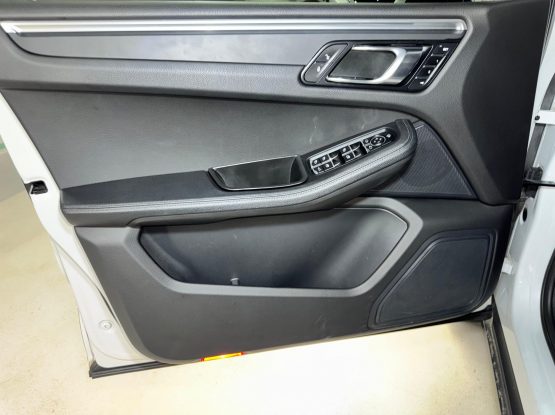 Porsche Macan0